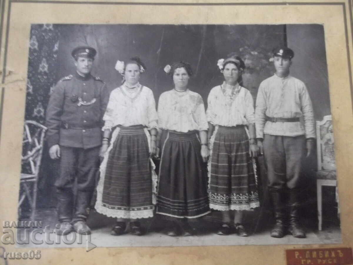 Δημοπρασία Μεγάλη παλιά φωτογραφία σε χαρτόνι με τρεις κοπέλες και δύο νέους