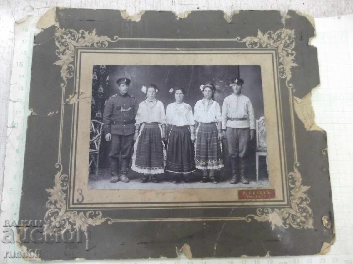 Μεγάλη παλιά φωτογραφία σε χαρτόνι με τρεις κοπέλες και δύο νέους