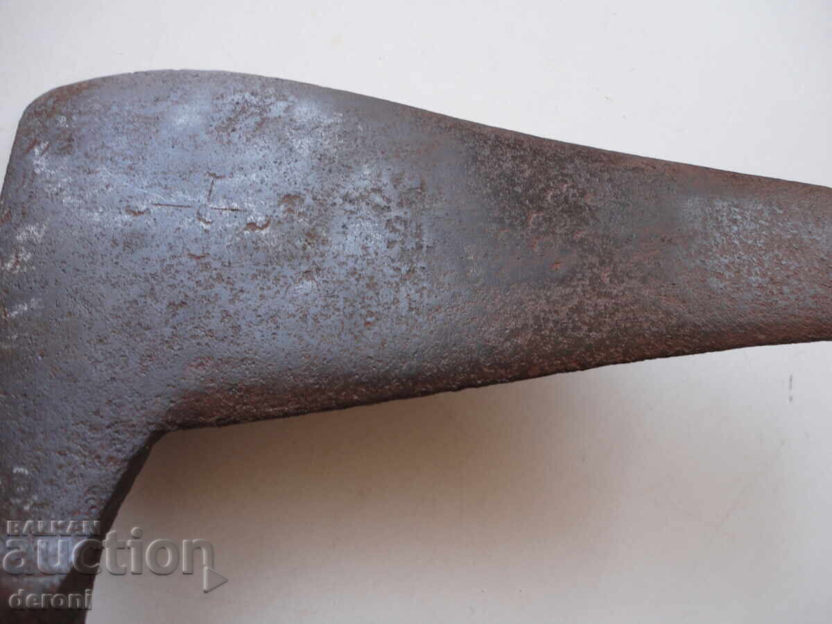 Παράδοση Υπέροχο τσεκούρι με καμπύλη και χαρακτικά