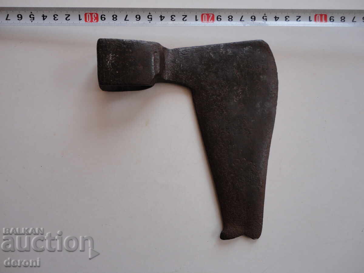 Υπέροχο τσεκούρι με καμπύλη και χαρακτικά