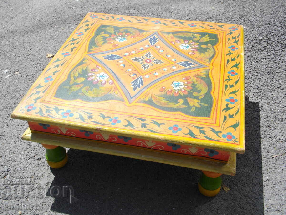 КРАСИВА РЪЧНО РИСУВАНА МАСА МАЛКА МАСИЧКА KARE с цена € 75.00 | 146.69 лв. КРАСИВА РЪЧНО РИСУВАНА МАСА МАЛКА МАСИЧКА KARE с цена € 75.00 | 146.69 лв.