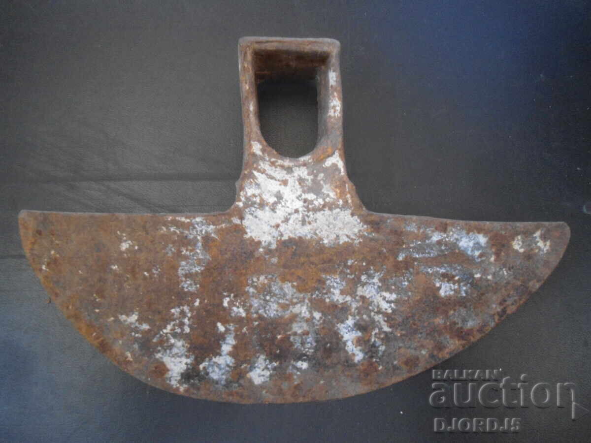 Παλιά σφυρήλατη τσάπα με τιμή 7.00 BGN | € 3.58