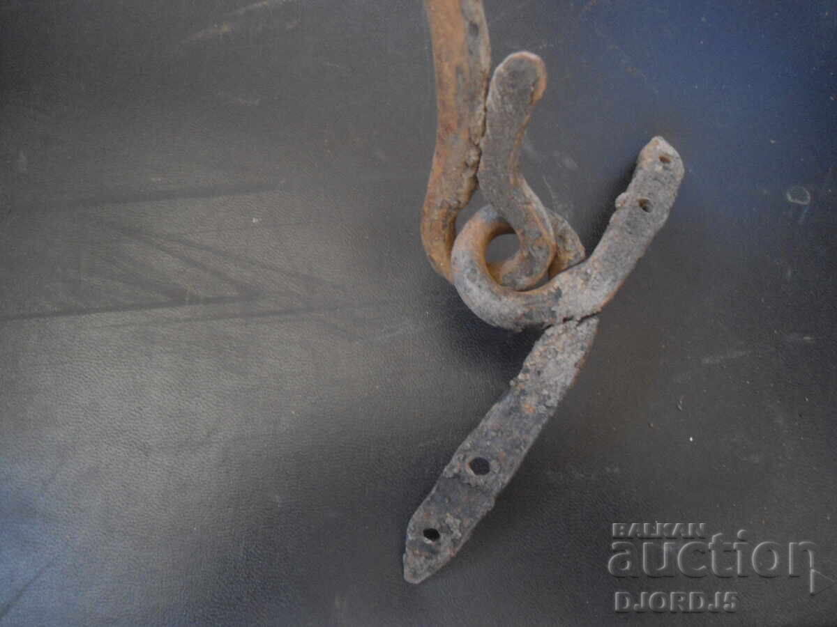 Παλιά σφυρήλατη λαβή με μεντεσέδες από χάλκινο λέβητα με τιμή 6.00 BGN | € 3.07