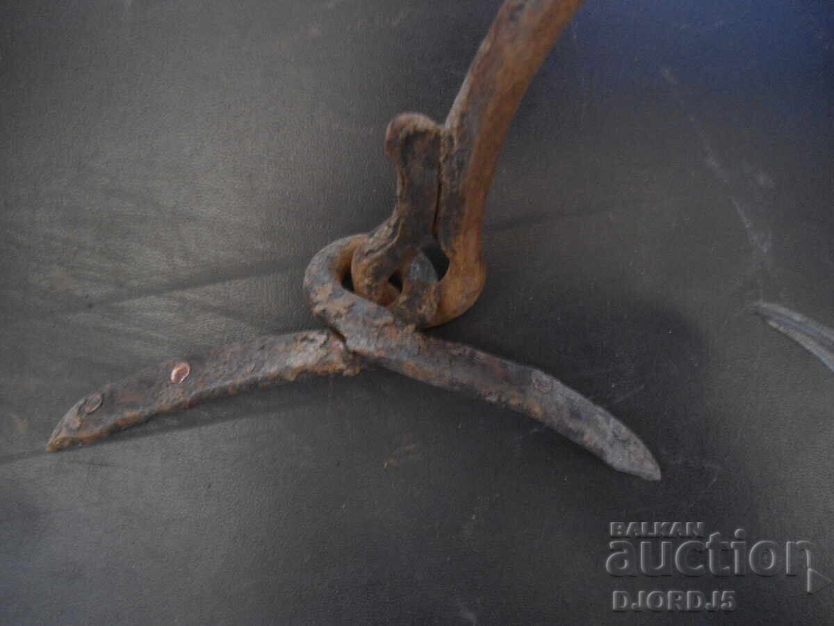 Δημοπρασία Παλιά σφυρήλατη λαβή με μεντεσέδες από χάλκινο λέβητα