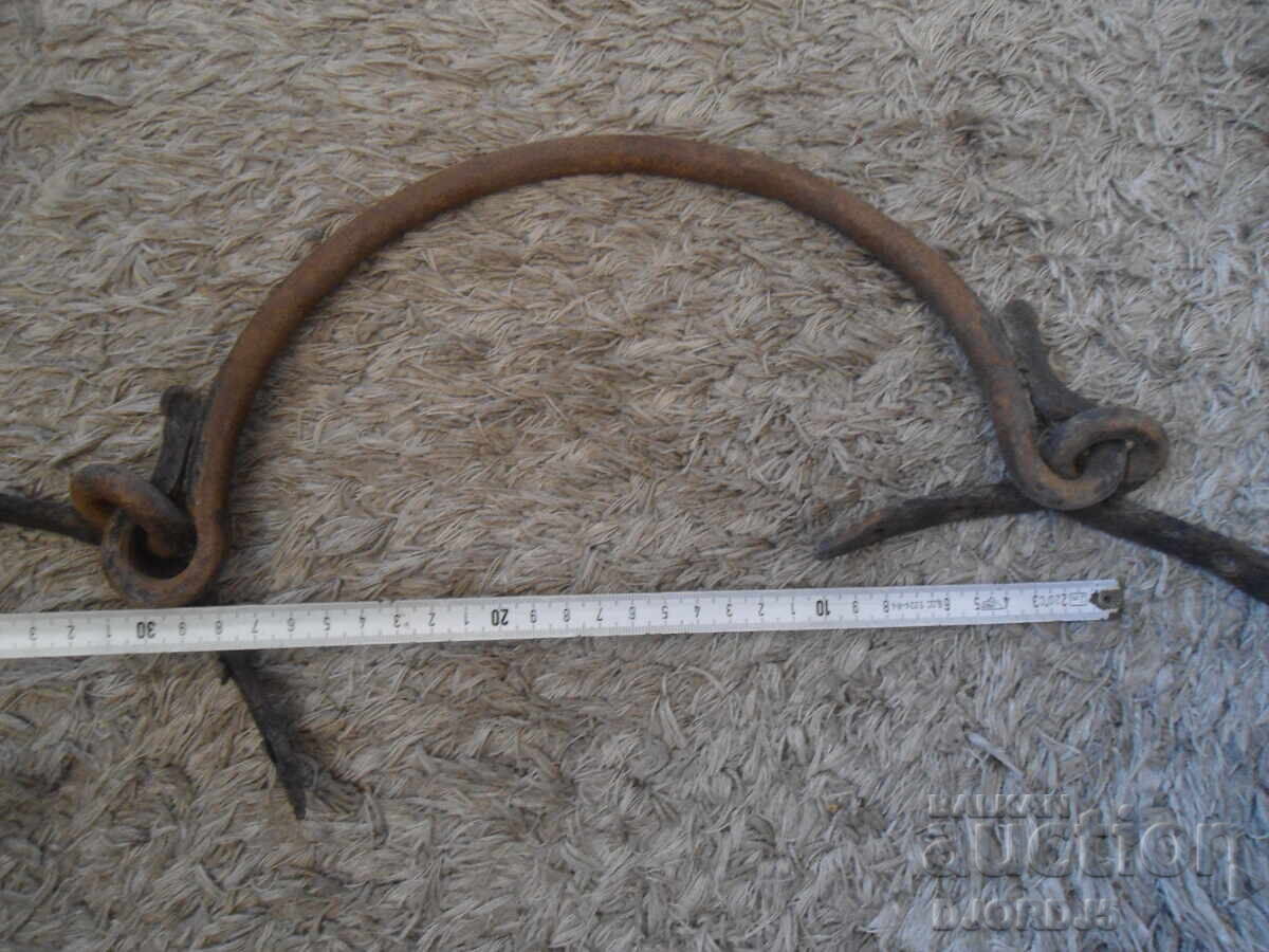 Παράδοση Παλιά σφυρήλατη λαβή με μεντεσέδες από χάλκινο λέβητα