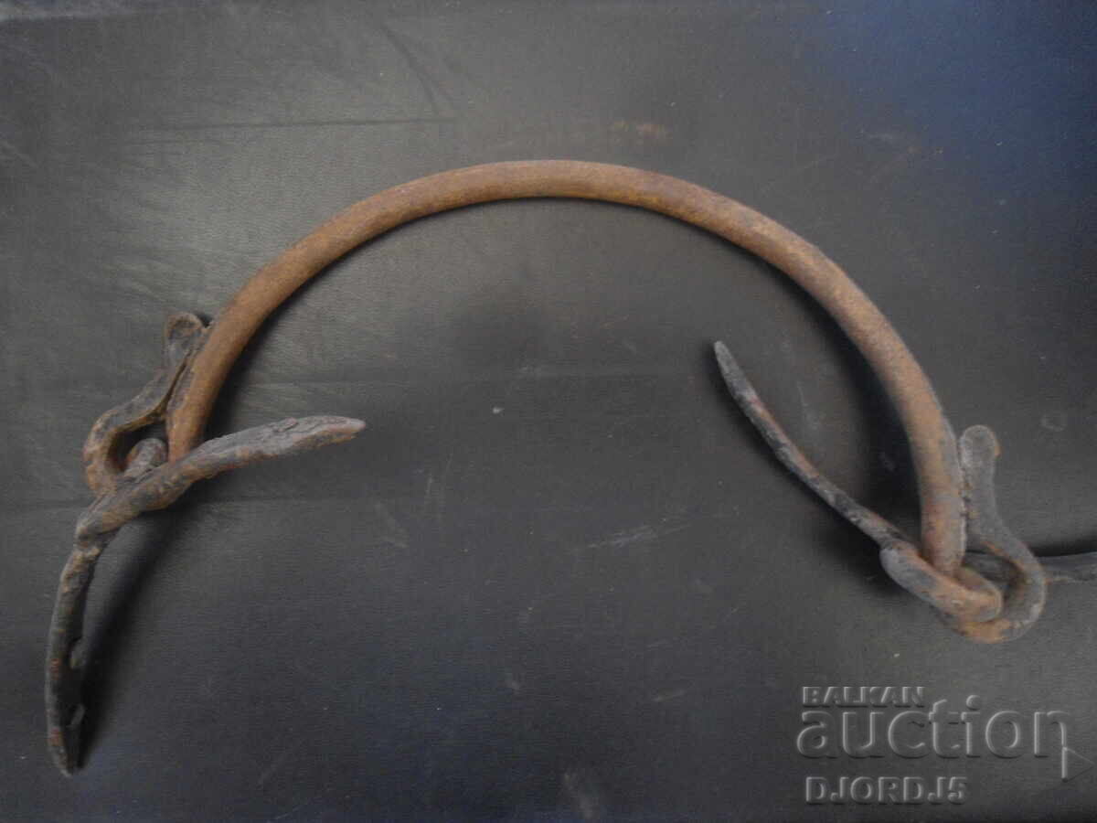 Παλιά σφυρήλατη λαβή με μεντεσέδες από χάλκινο λέβητα