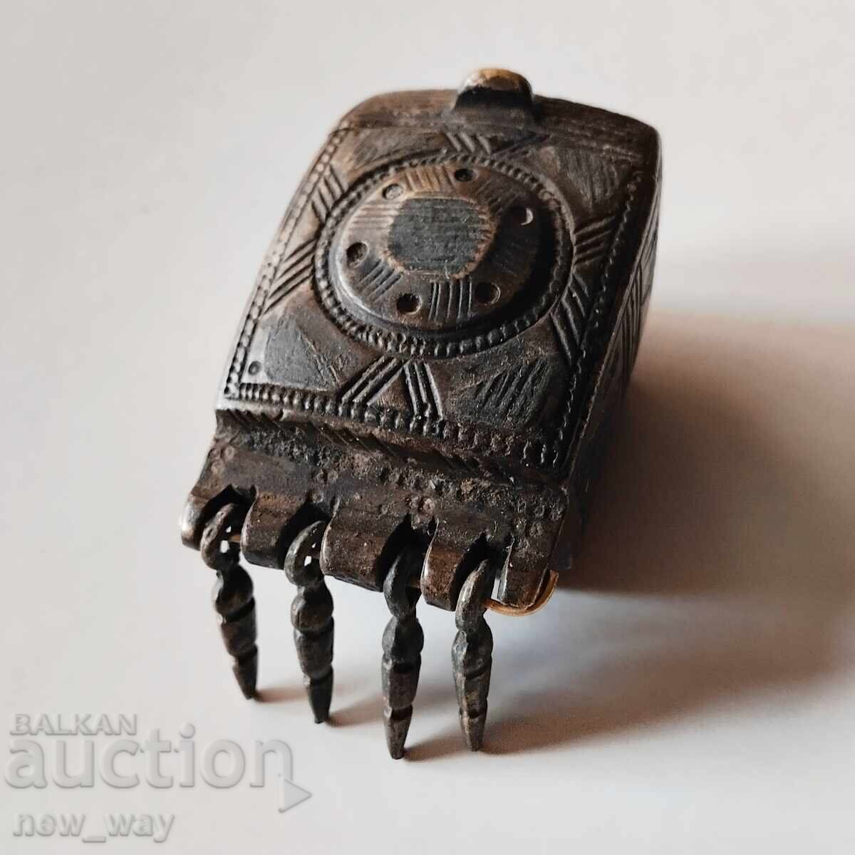 Бронзова кутийка за кабзи. Евзи. Фишеклък. Паласка. с цена € 81.81 | 160.01 лв. Бронзова кутийка за кабзи. Евзи. Фишеклък. Паласка. с цена € 81.81 | 160.01 лв.