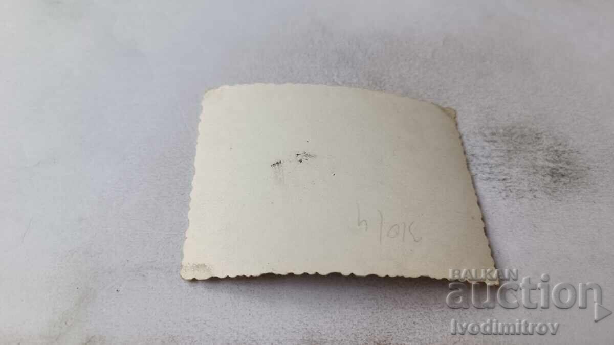 Φωτογραφία Άνδρας και γυναίκα δίπλα σε μια αρκούδα στο πάρκο με τιμή 1.65 BGN | € 0.84