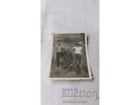 Φωτογραφία Άνδρας και γυναίκα δίπλα σε μια αρκούδα στο πάρκο