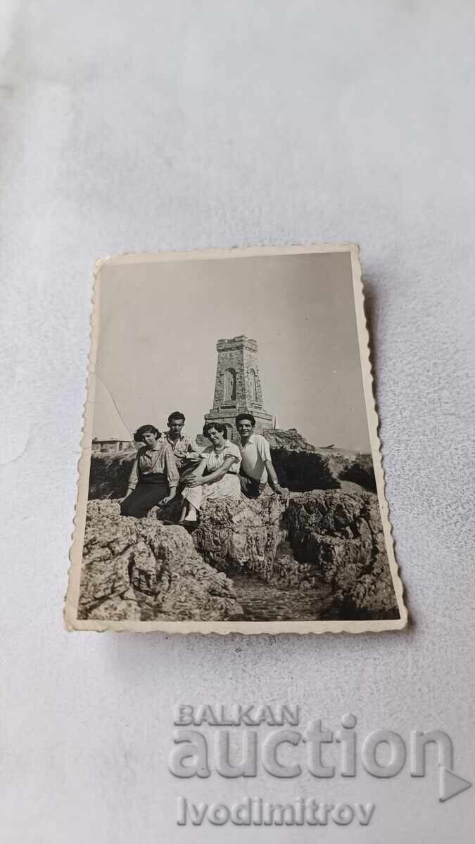 Снимка Двама мъже и две жени пред паметника на Шипка
