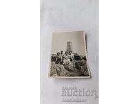 Fotografie Doi bărbați și două femei în fața monumentului de la Șipka