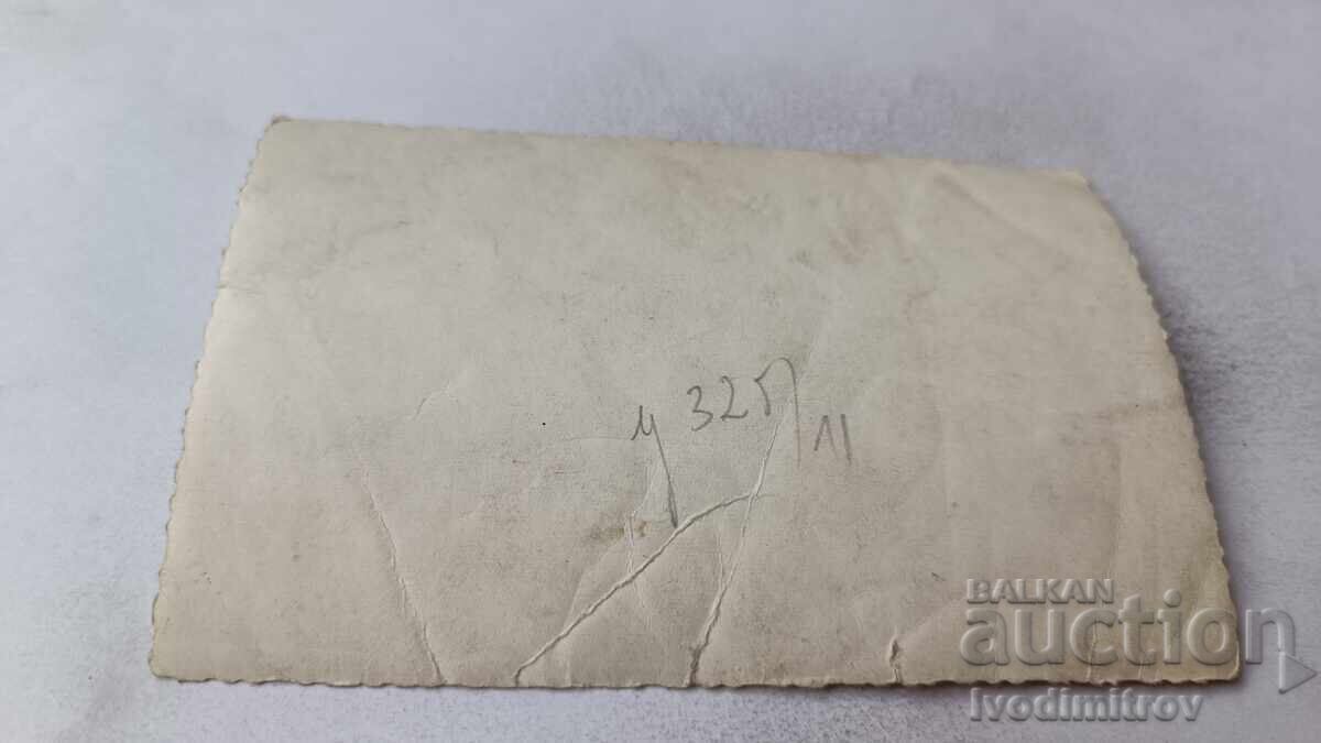 Φωτογραφία Άνδρες και γυναίκες μπροστά στο μνημείο της Σίπκα με τιμή 1.85 BGN | € 0.95