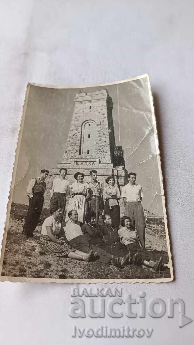 Φωτογραφία Άνδρες και γυναίκες μπροστά στο μνημείο της Σίπκα