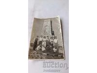 Φωτογραφία Άνδρες και γυναίκες μπροστά στο μνημείο της Σίπκα