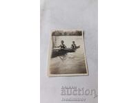 Fotografie Băiat și fată cu canoe pe râu