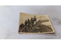 C-ca Sofia Doi tineri și două domnișoare pe o scară pe plajă