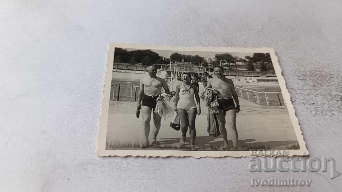 Снимка Двама мъже и жена на пристана