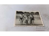 Fotografie Doi bărbați și o femeie pe ponton