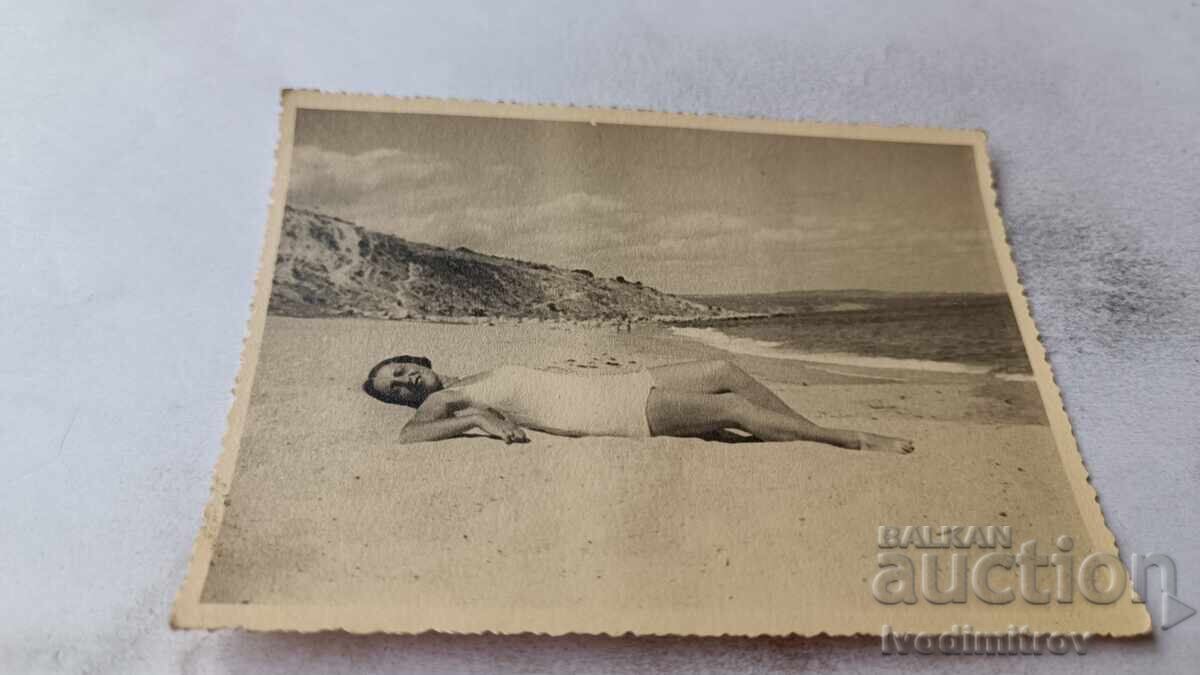 Снимка Младо момиче с бял ретро бански на плажа