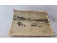 Fotografie Tineră fată cu costum de baie alb retro pe plajă