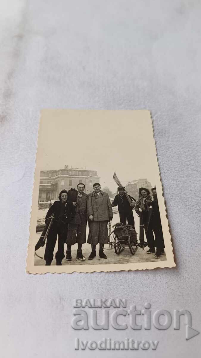 Photo Sofia Young people with sled and skis in winter