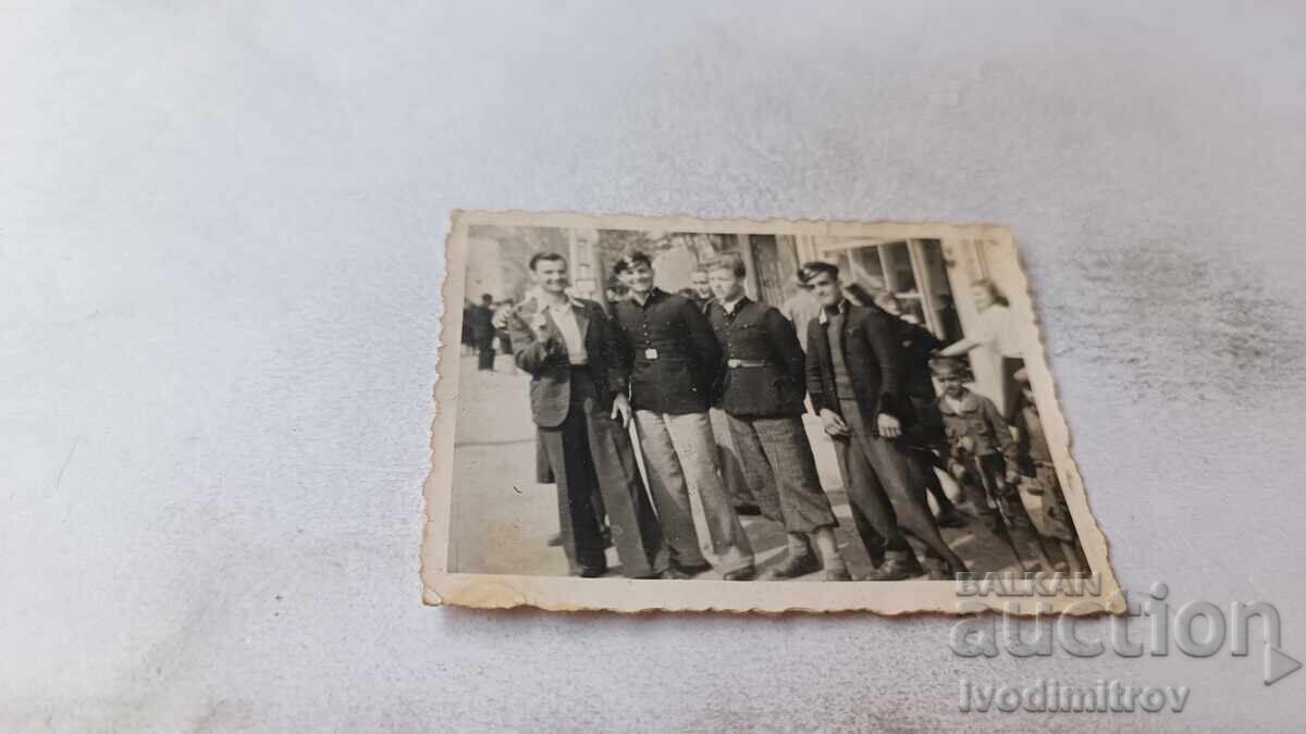 Fotografie Sofia Patru tineri pe stradă Fotografie Sofia Patru tineri pe stradă