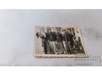 Снимка София Четирима млади мъже на улицата