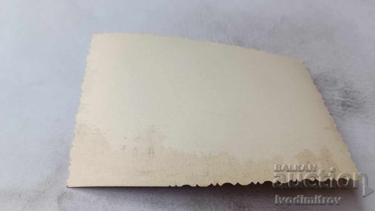 Φωτογραφία Άνδρας και γυναίκα στο πεζοδρόμιο με τιμή 1.85 BGN | € 0.95 Φωτογραφία Άνδρας και γυναίκα στο πεζοδρόμιο με τιμή 1.85 BGN | € 0.95