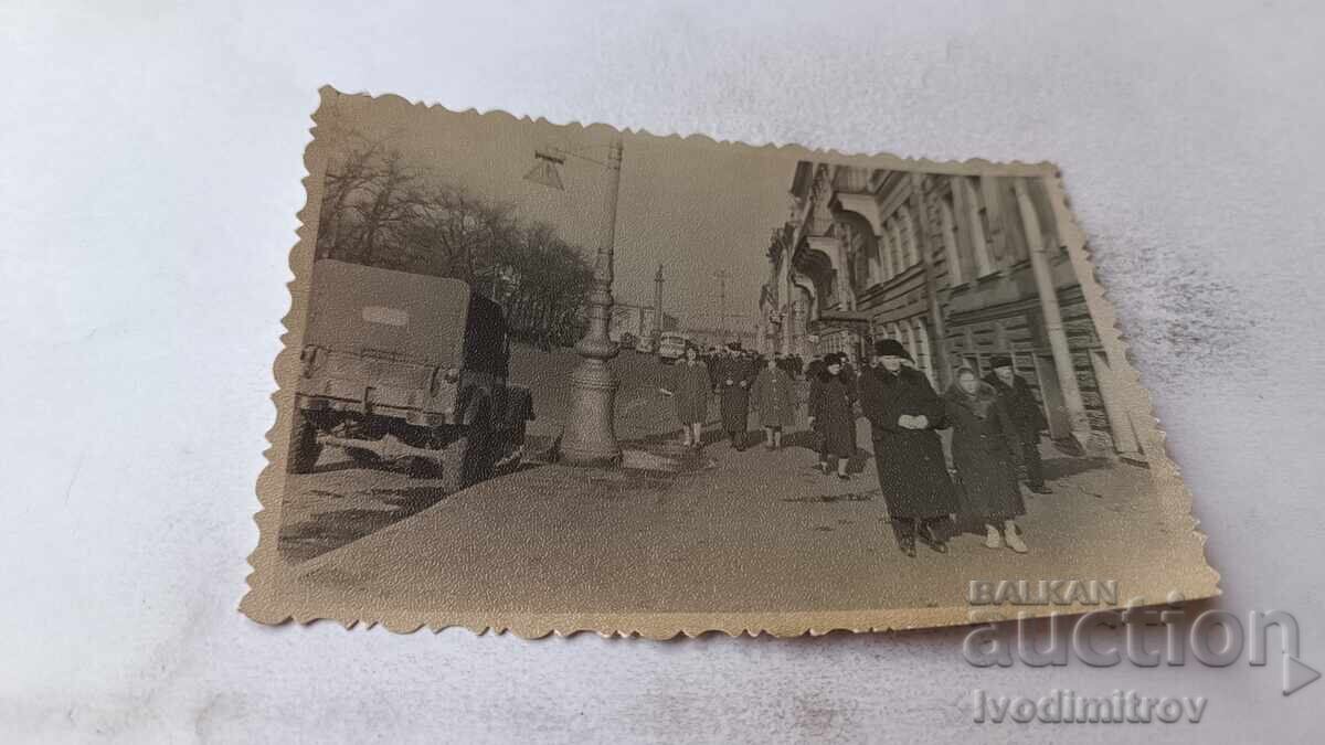 Φωτογραφία Άνδρας και γυναίκα στο πεζοδρόμιο Φωτογραφία Άνδρας και γυναίκα στο πεζοδρόμιο