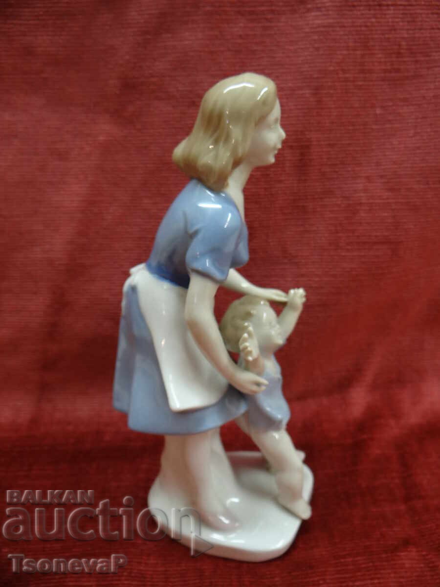 Delivery of Porcelain figurine of Carl Scheidig Delivery of Porcelain figurine of Carl Scheidig