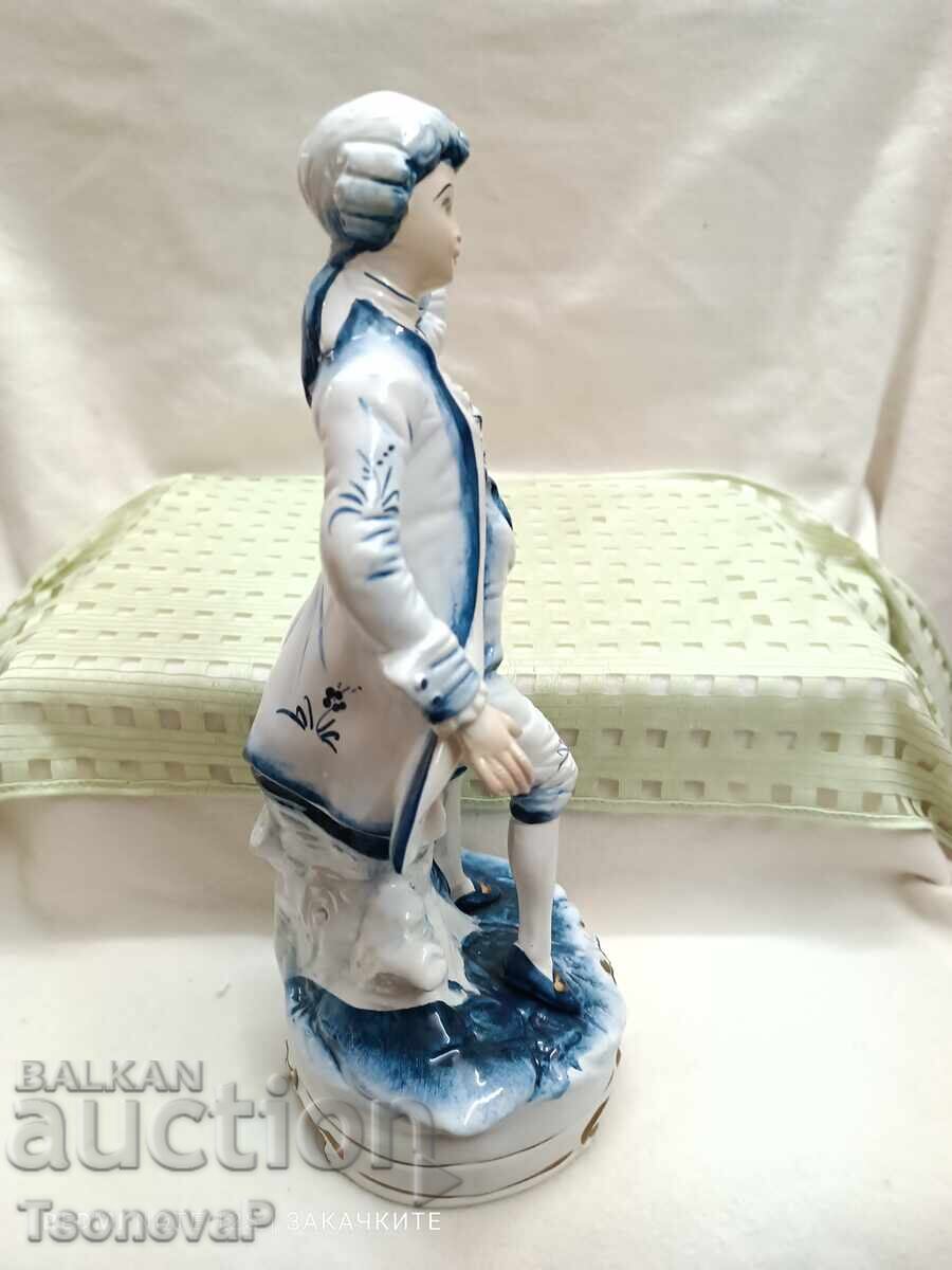 Porcelain figurine of CAPODIMONTE with price 35.00 BGN | € 17.90 Porcelain figurine of CAPODIMONTE with price 35.00 BGN | € 17.90