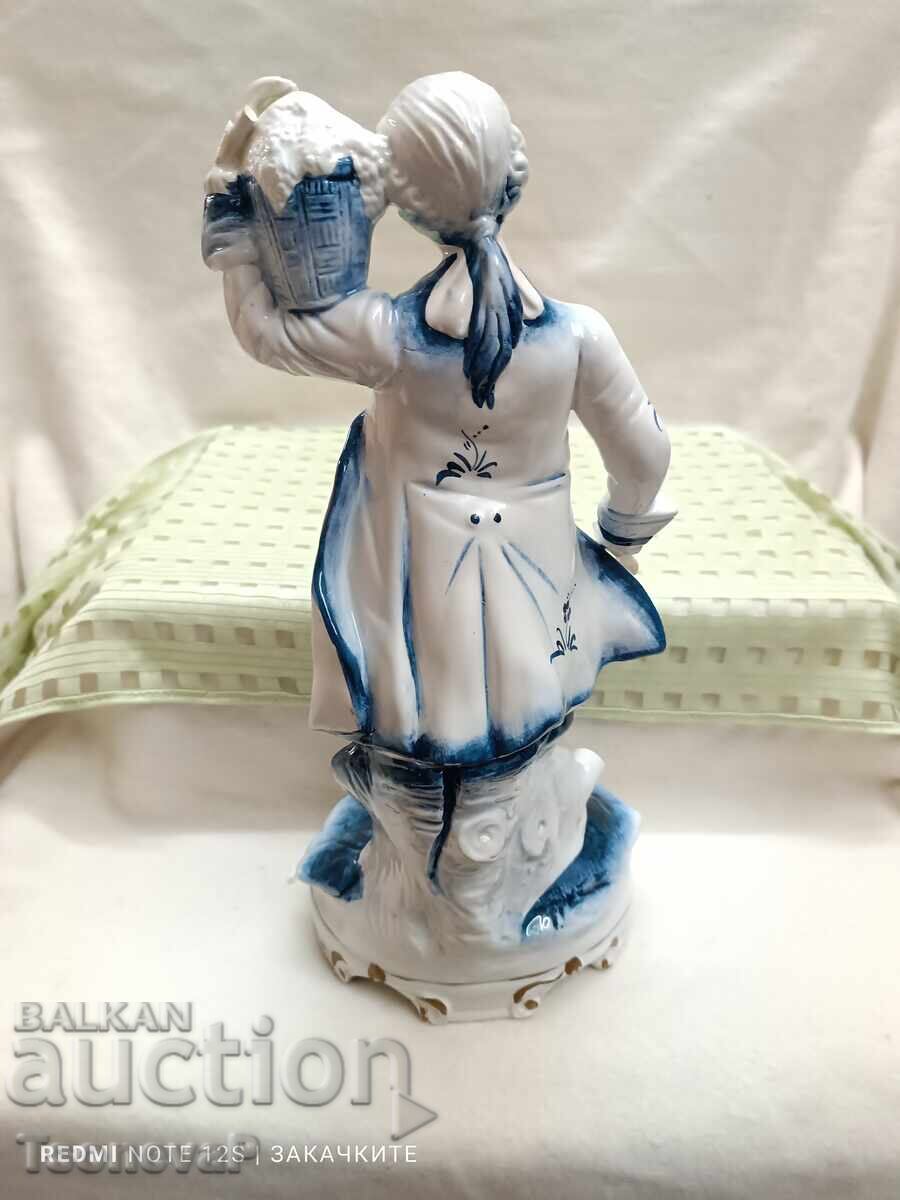 Auction Porcelain figurine of CAPODIMONTE Auction Porcelain figurine of CAPODIMONTE