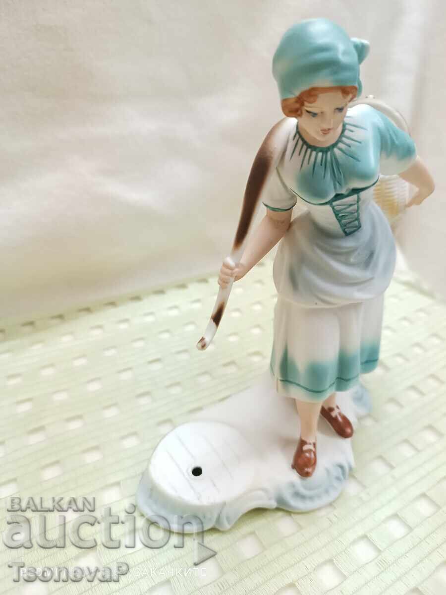 Porcelain figurine of Regent with price 25.00 BGN | € 12.78 Porcelain figurine of Regent with price 25.00 BGN | € 12.78