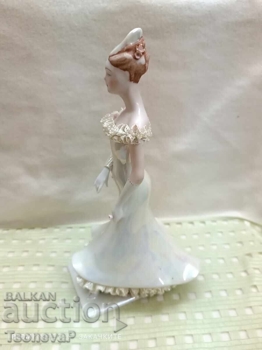 Delivery of Porcelain statuette of Alba Iulia, Romania Delivery of Porcelain statuette of Alba Iulia, Romania