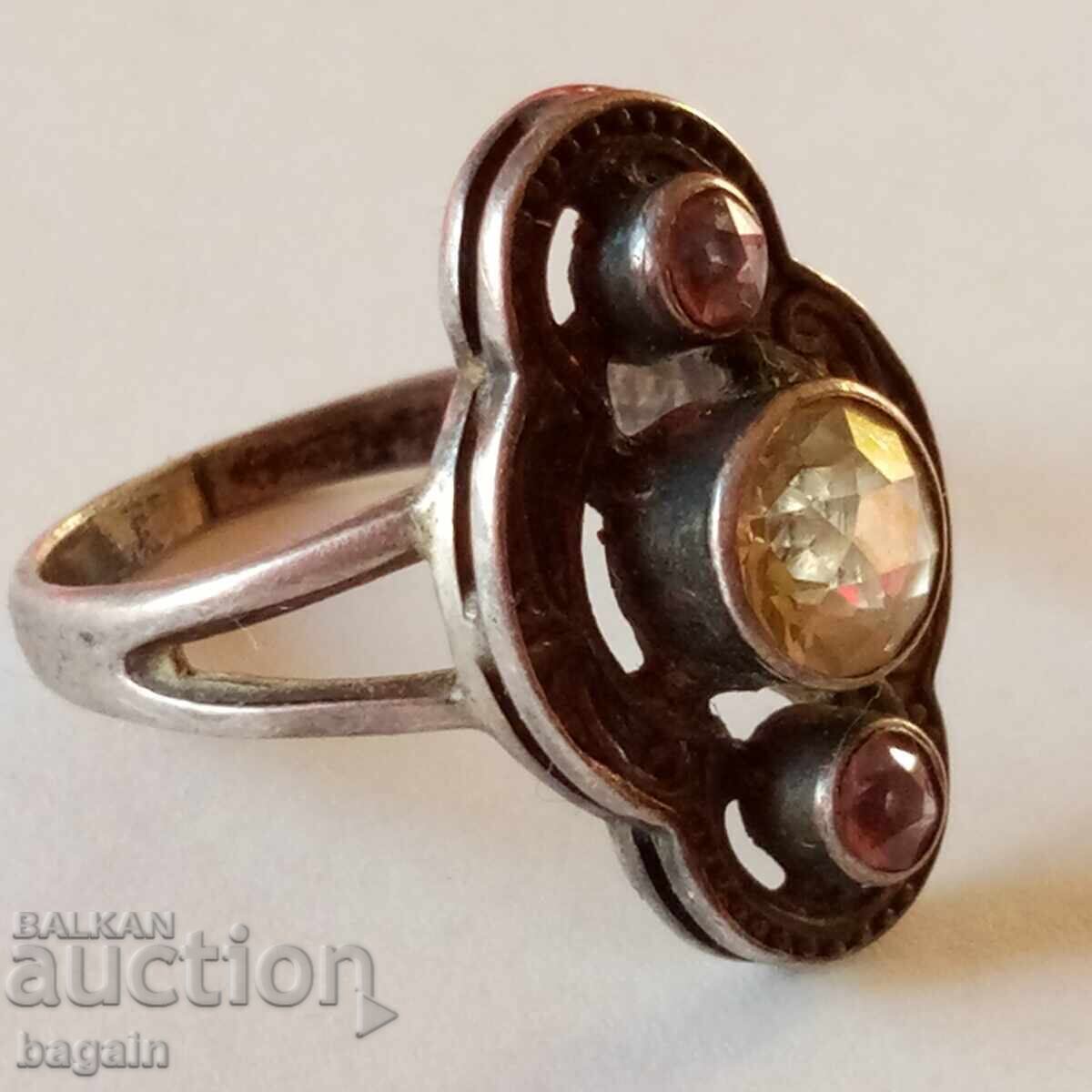 Inel de argint cu pietre prețioase cu preț 50.00 BGN | € 25.56 Inel de argint cu pietre prețioase cu preț 50.00 BGN | € 25.56