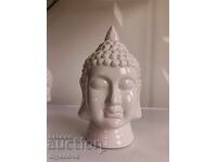 Cap de porțelan al lui Buddha în poziție de relaxare și meditație