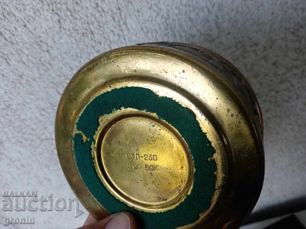 Стар бронзов пепелник съветски, с механизъм с цена 45.00 лв. | € 23.01 Стар бронзов пепелник съветски, с механизъм с цена 45.00 лв. | € 23.01
