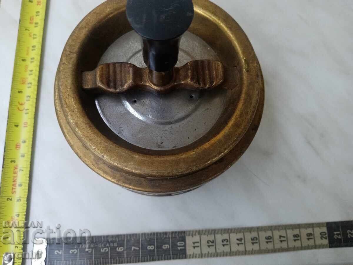 Аукцион Стар бронзов пепелник съветски, с механизъм Аукцион Стар бронзов пепелник съветски, с механизъм