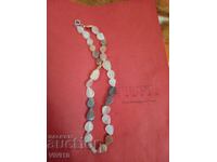 Αρχαίο κολιέ με φυσικά πετράδια