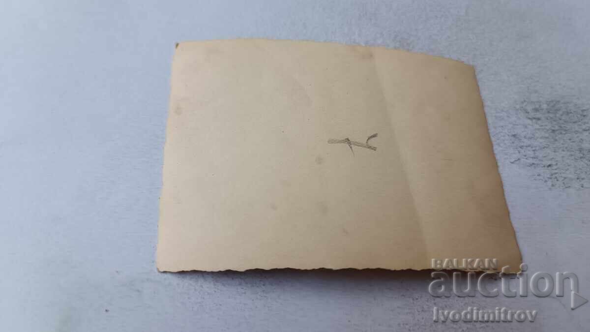 Snimka Mladi myzhe goli do krysta v parka cu preț 2.35 BGN | € 1.20 Snimka Mladi myzhe goli do krysta v parka cu preț 2.35 BGN | € 1.20