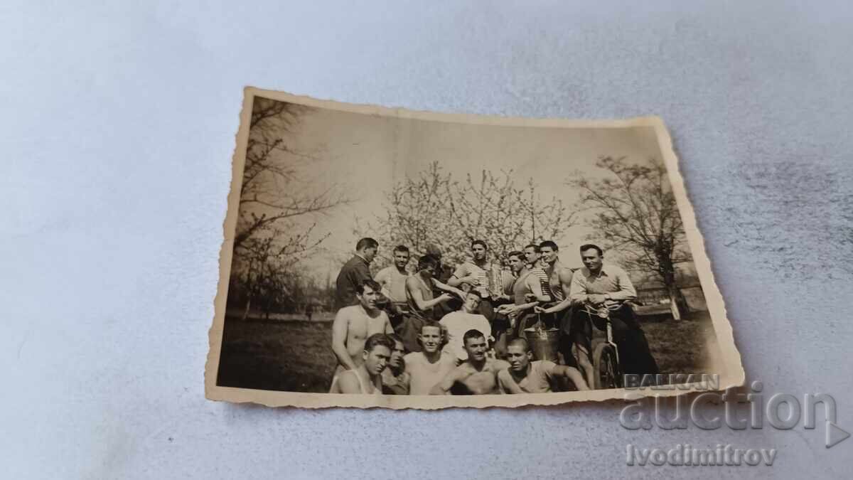 Snimka Mladi myzhe goli do krysta v parka Snimka Mladi myzhe goli do krysta v parka