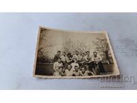 Снимка Млади мъже голи до кръста в парка