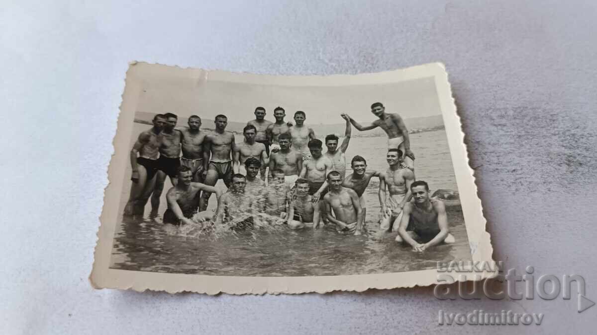 Снимка Сталин Млади мъже на брега на морето 1951