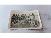 Fotografie Stalin Tineri bărbați pe malul mării 1951