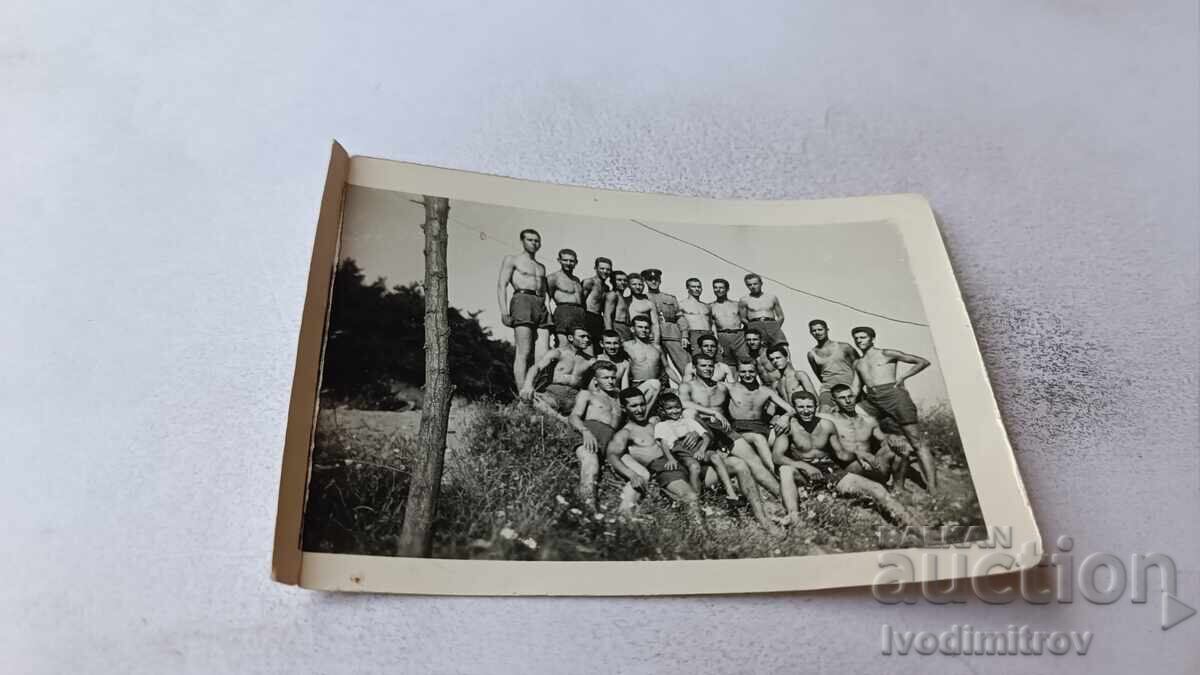 Snimka na ofitser i voĭnitsi με σορτς