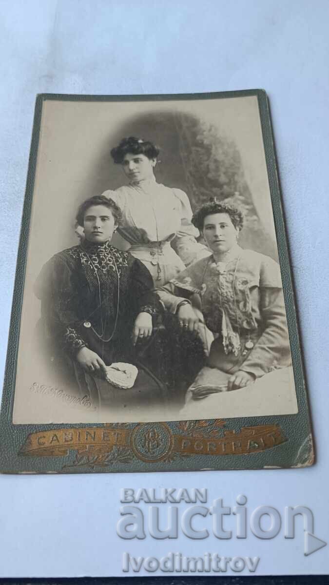 Φωτογραφία Τρεις νεαρές γυναίκες Χαρτόνι Φωτογραφία Τρεις νεαρές γυναίκες Χαρτόνι