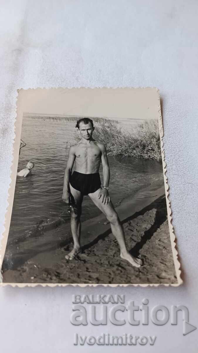 Φωτογραφία Άνδρας με μαγιό στην όχθη της λίμνης Φωτογραφία Άνδρας με μαγιό στην όχθη της λίμνης