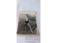 Φωτογραφία Άνδρας με μαγιό στην όχθη της λίμνης