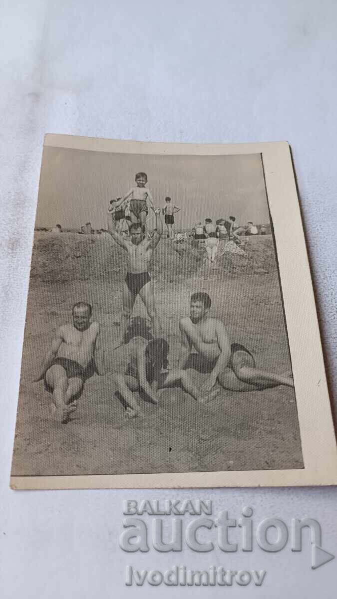 Φωτογραφία Μπαγιάτσεβο, Τυργοβίστε, Άνδρες και παιδιά στην παραλία Φωτογραφία Μπαγιάτσεβο, Τυργοβίστε, Άνδρες και παιδιά στην παραλία