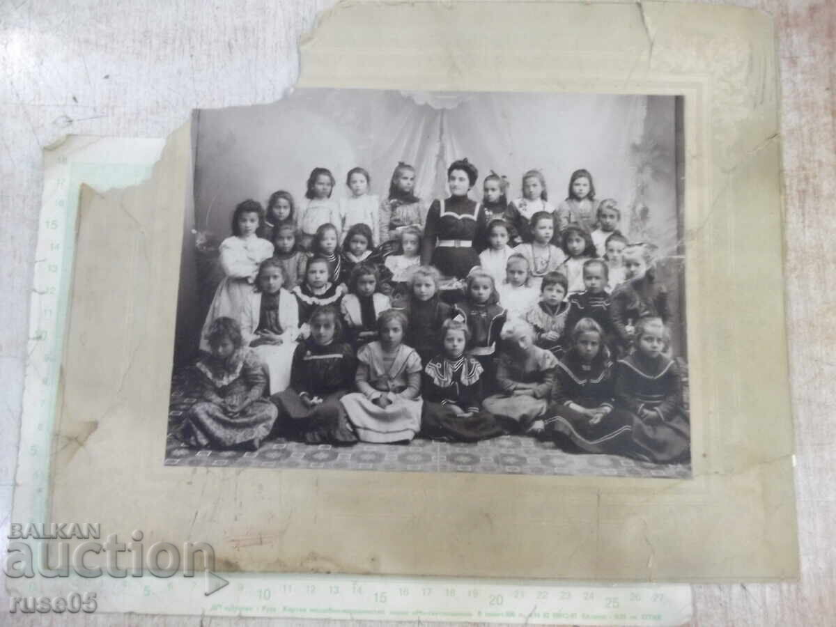 Fotografie veche pe carton cu treizeci și doi copii și o învățătoare cu preț 20.00 BGN | € 10.23 Fotografie veche pe carton cu treizeci și doi copii și o învățătoare cu preț 20.00 BGN | € 10.23